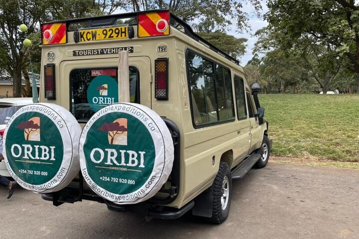 un camioncino di cibo con due poster sul retro