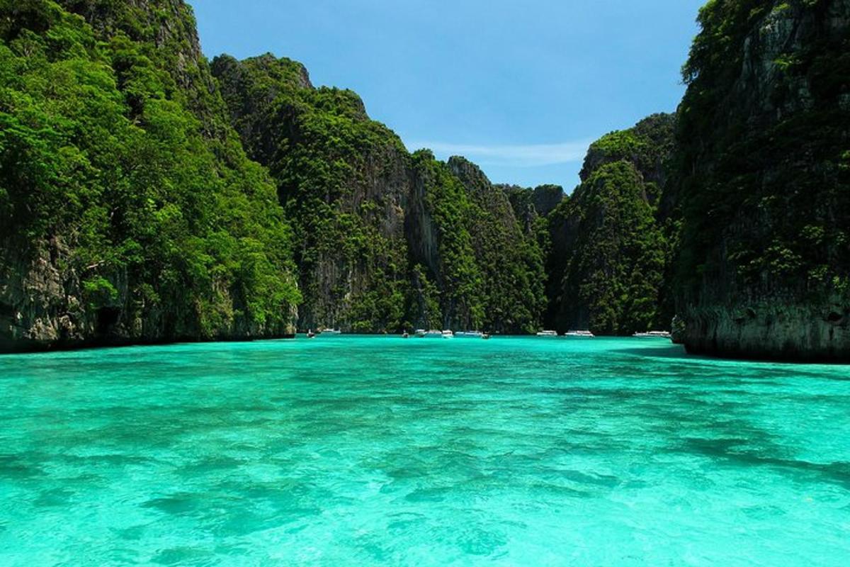 ein Blick auf das smaragdgrüne Wasser in einer tropischen Bucht