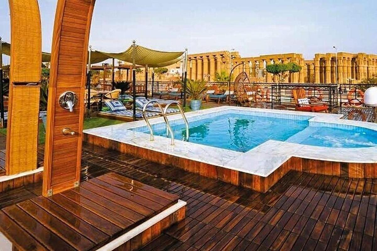 una piscina in cima a un edificio
