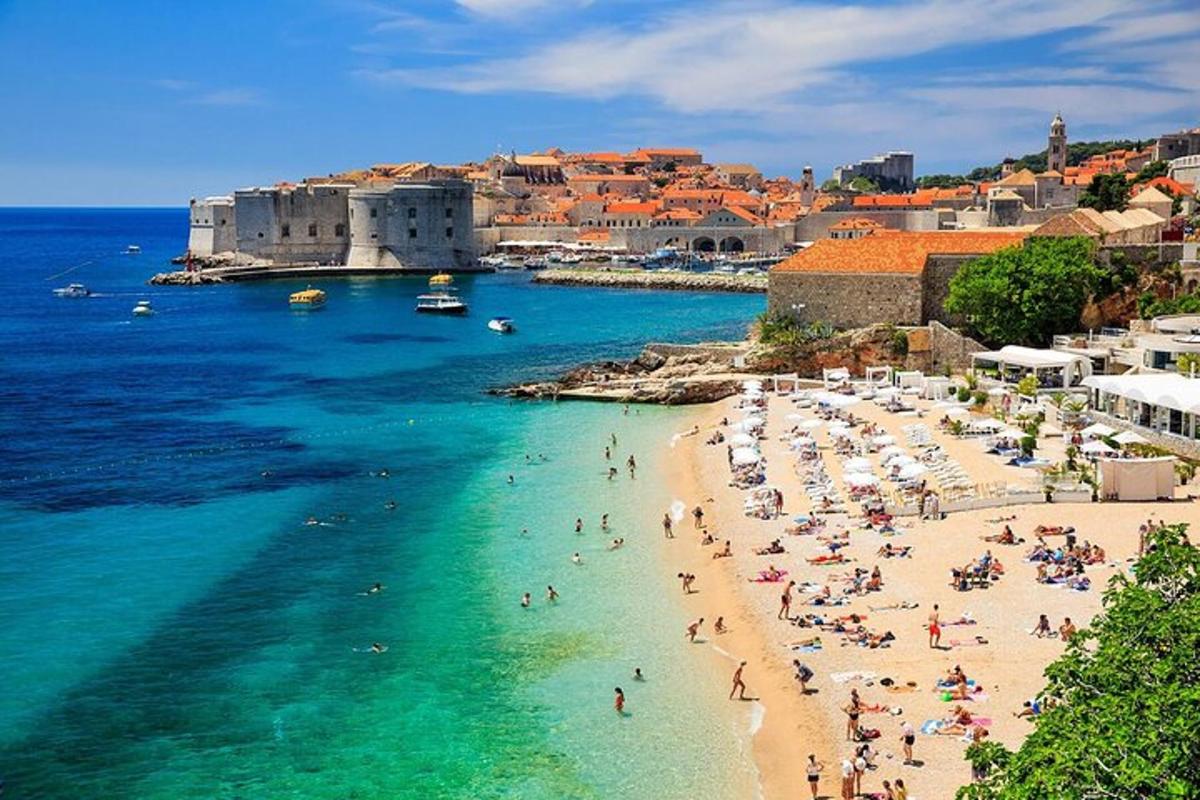 un gruppo di persone su una spiaggia vicino all'acqua
