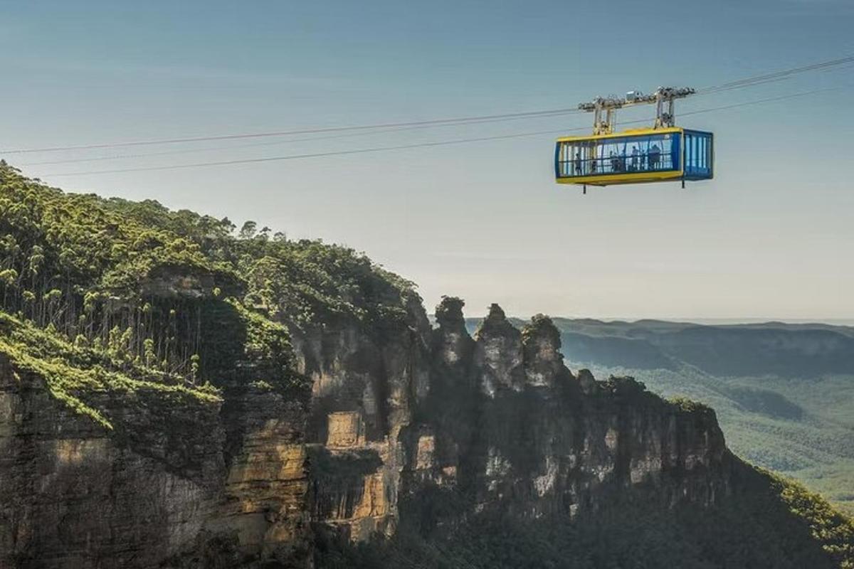 lanovka letící nad Modrými horami