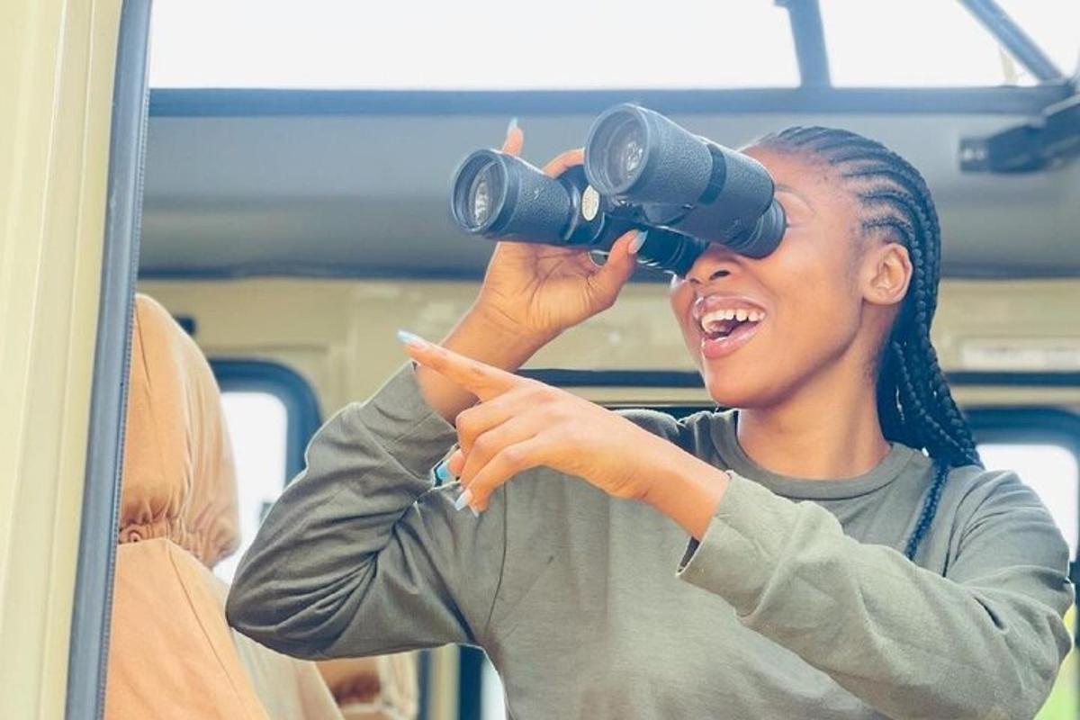 una giovane ragazza che guarda attraverso un binocolo