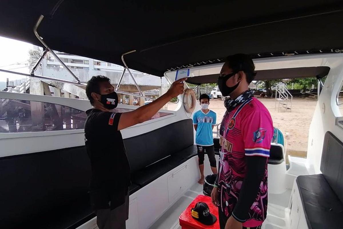 dua orang memakai topeng muka berdiri di atas bot