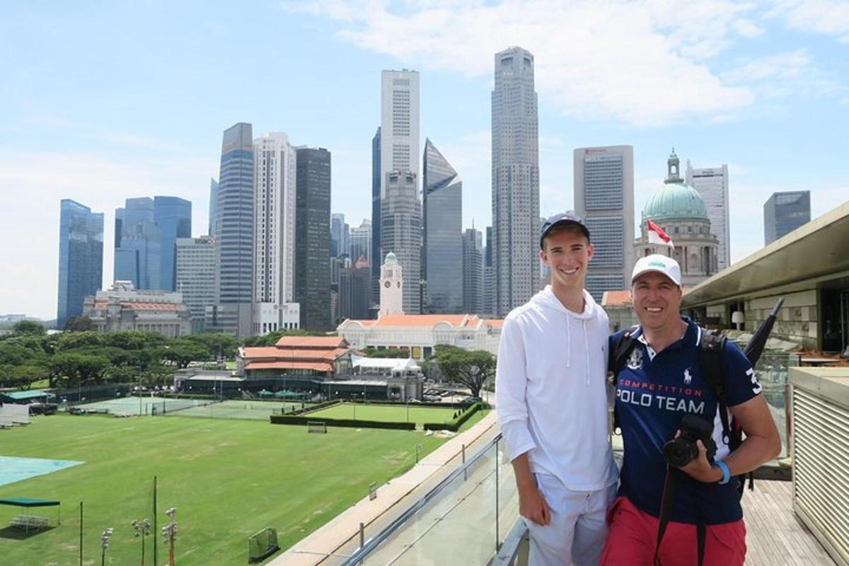 dua lelaki berdiri di atas gelanggang tenis dengan sebuah bandar