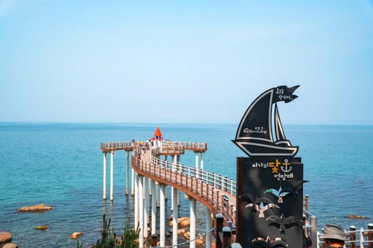 isang kahoy na boardwalk sa ibabaw ng tubig na may barkong pirata