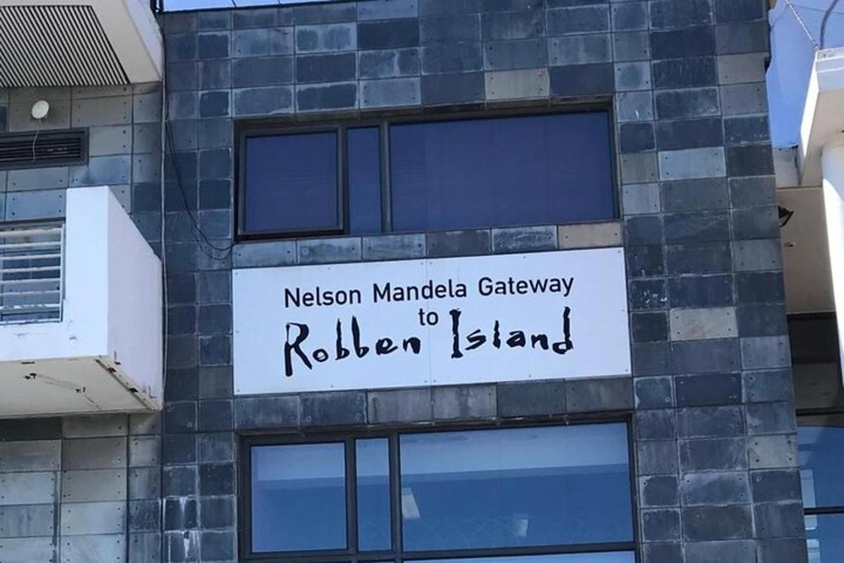 un indicator pentru poarta Nelson Mandela către insula Ribbon pe o clădire