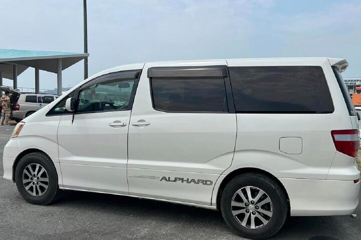 sebuah van putih diletakkan di tempat letak kereta