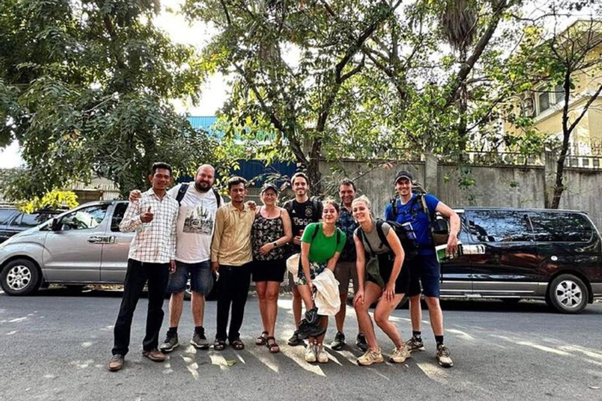 sekumpulan orang bergambar di jalan