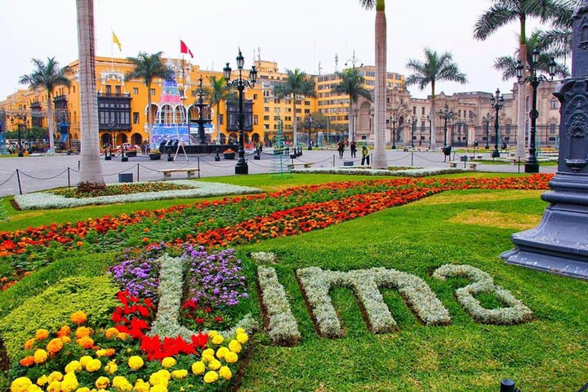 uma placa em um parque com flores na grama