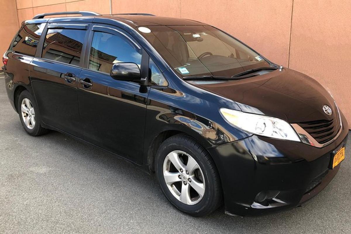 malé černé auto zaparkované vedle budovy