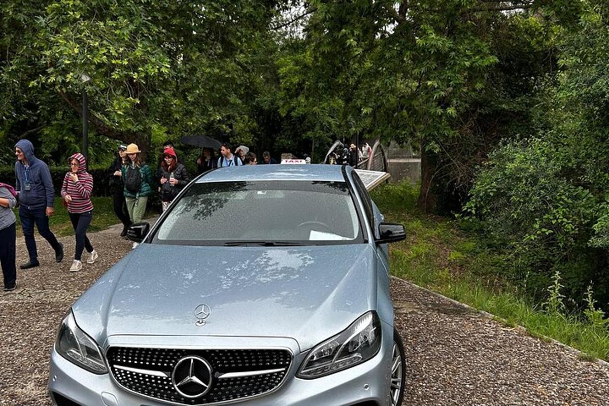 un'auto argentata parcheggiata su una strada con persone che camminano