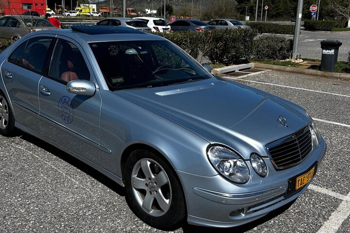 sinine auto pargitud parklas