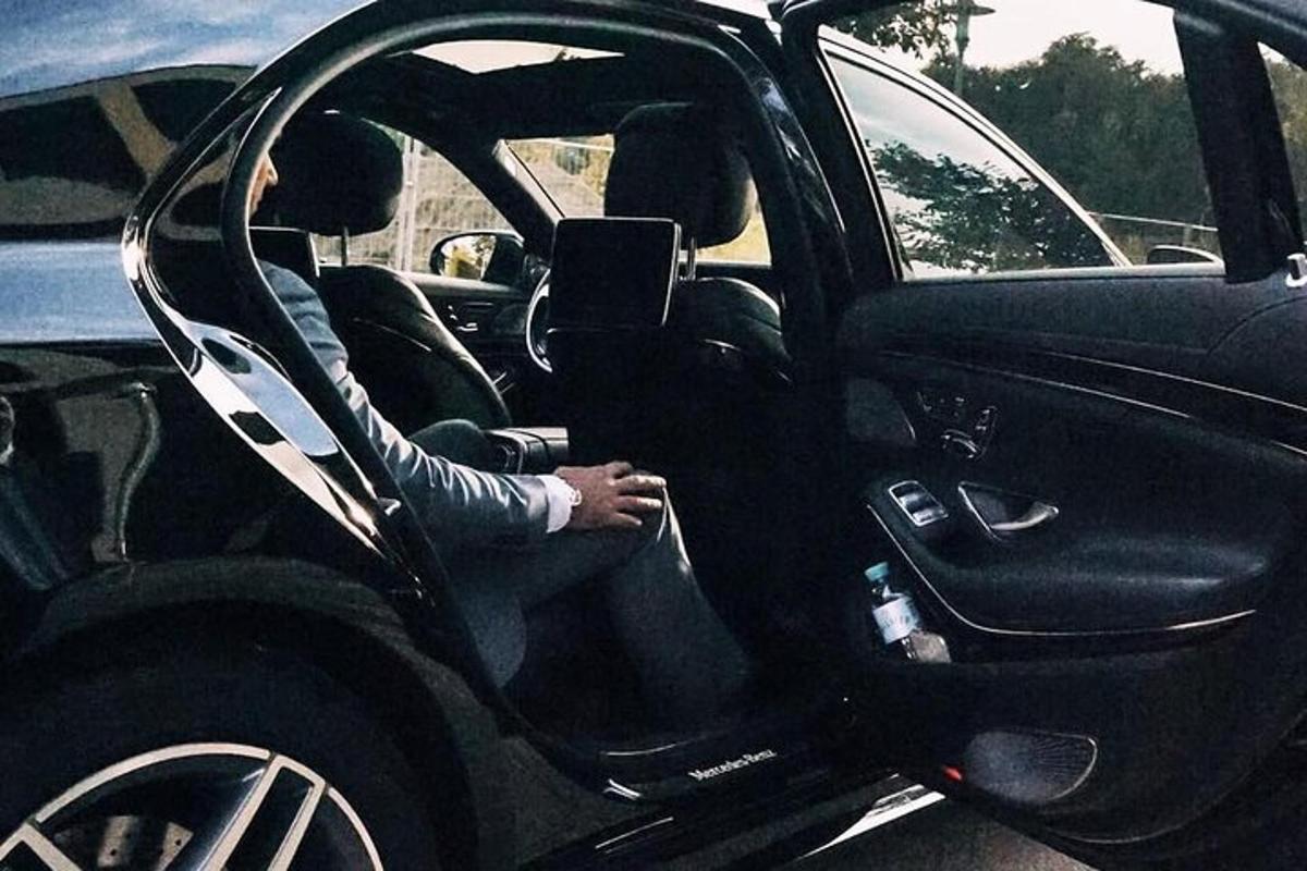 una persona seduta al posto di guida di un'auto