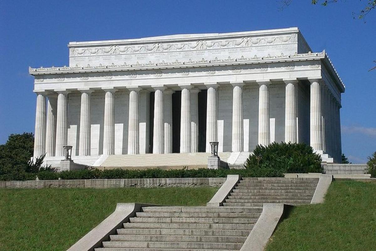 un gran edifici blanc amb escales al davant