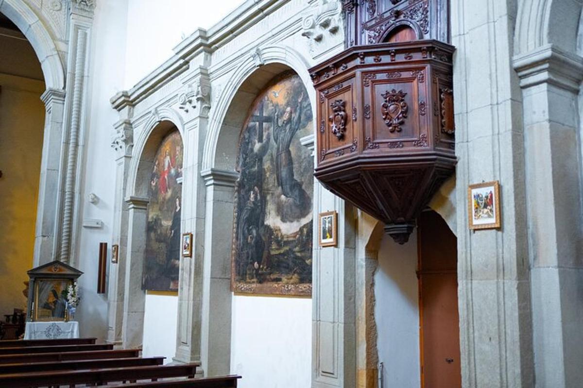 um grande lustre marrom pendurado na parede de uma igreja