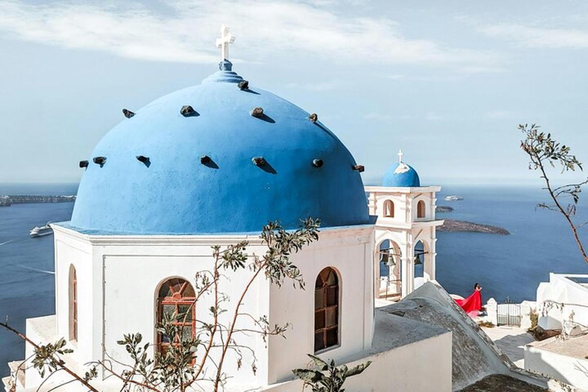 una iglesia con una cúpula azul en la parte superior de un edificio