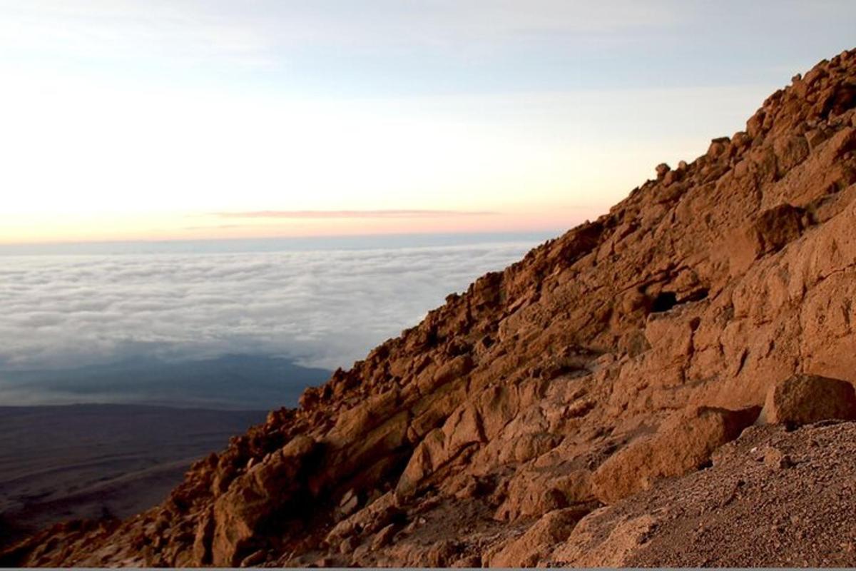 uma vista do topo de uma montanha com nuvens