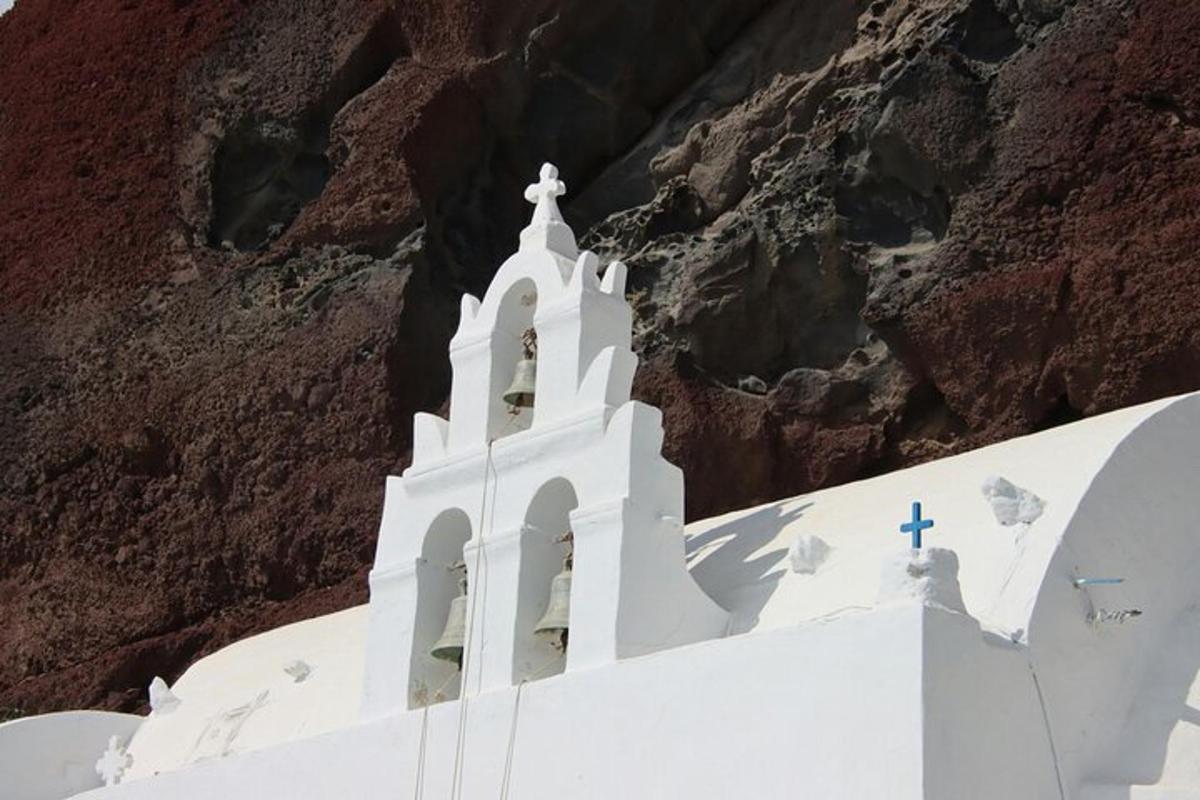 una iglesia blanca en la ladera de una montaña