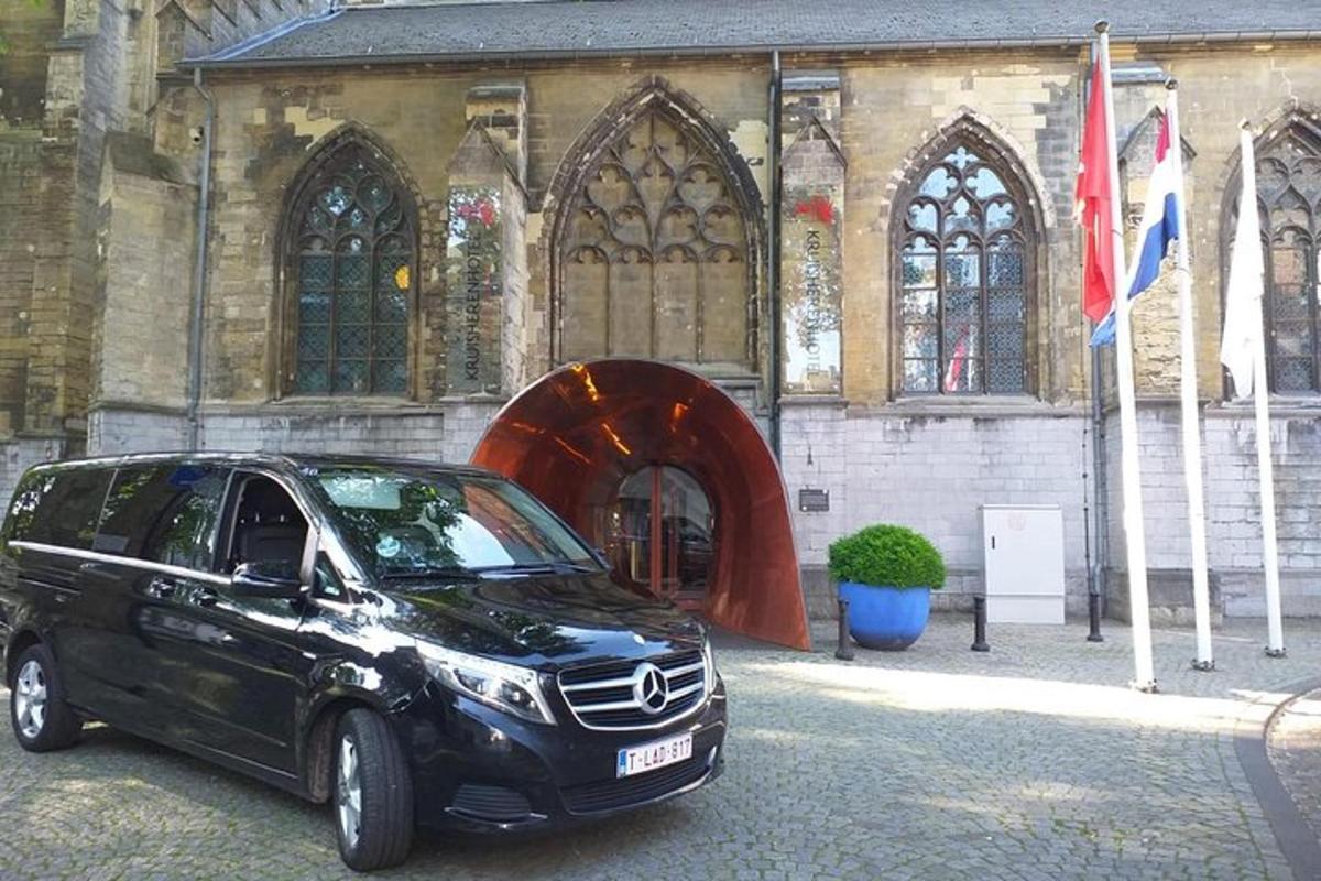 černé auto zaparkované před budovou