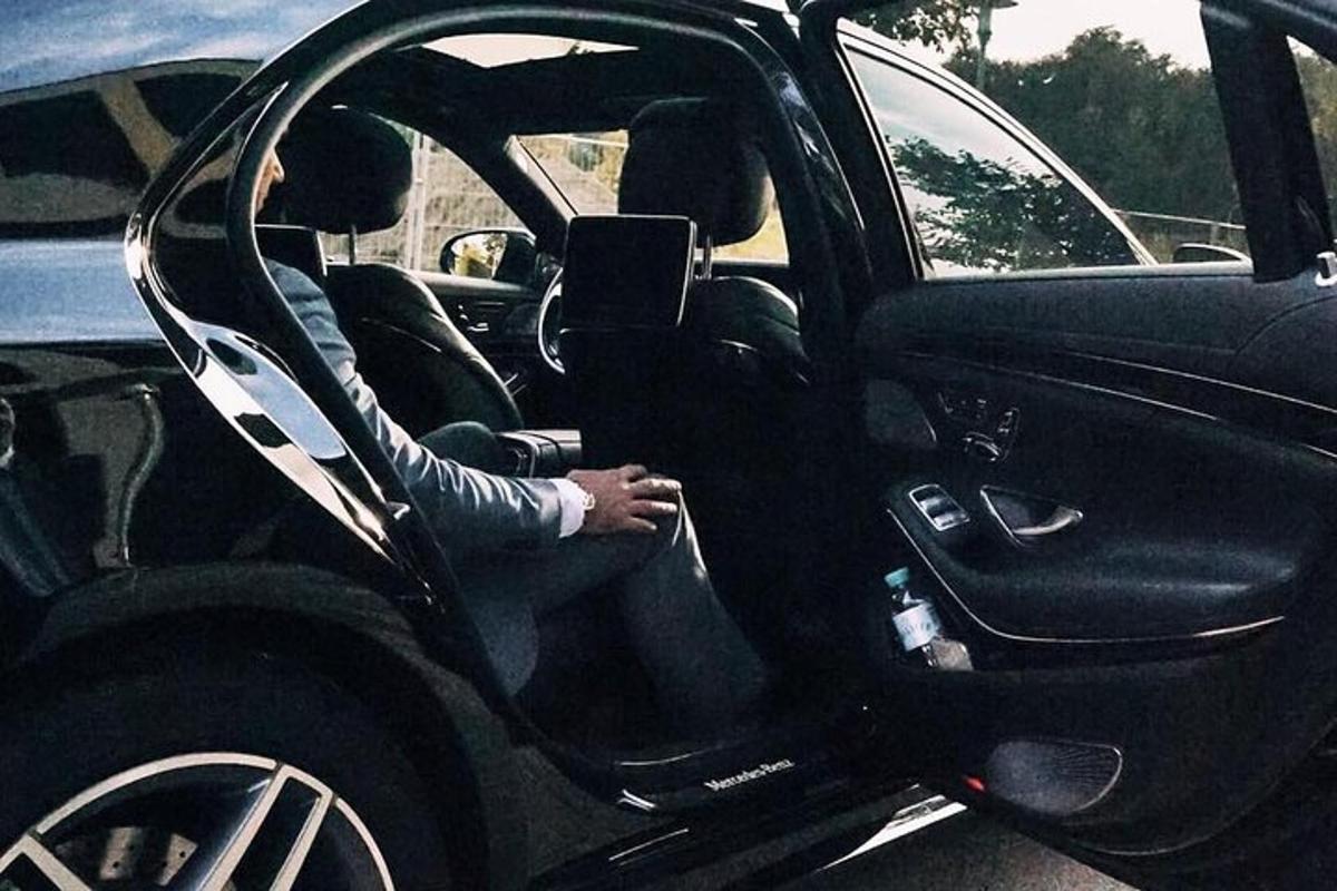 una persona seduta al posto di guida di un'auto