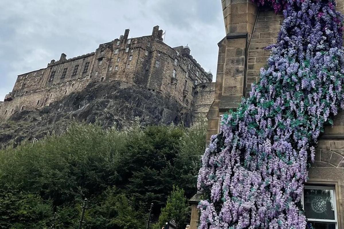 un edificio con un mazzo di fiori su un lato