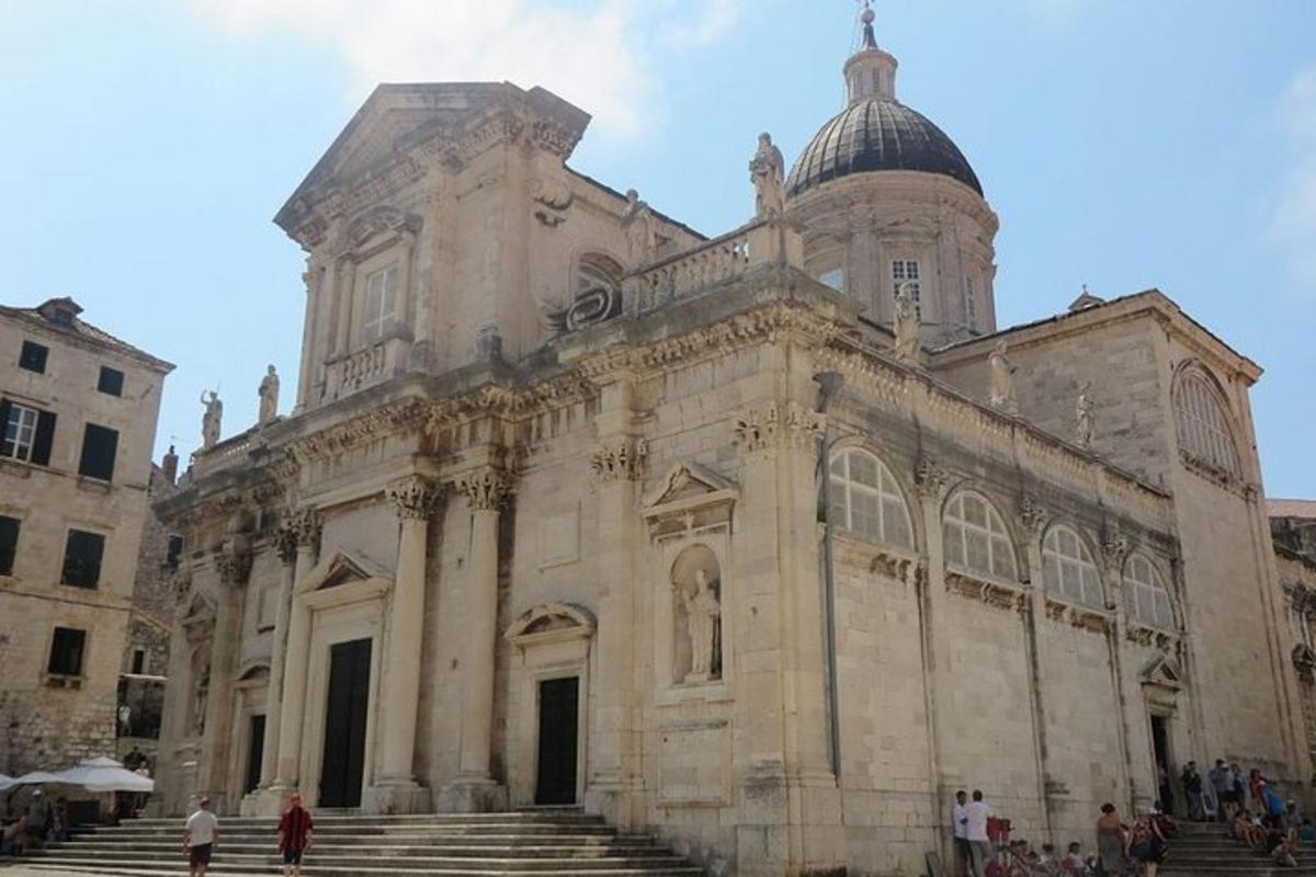 un grande edificio in pietra con scale di fronte