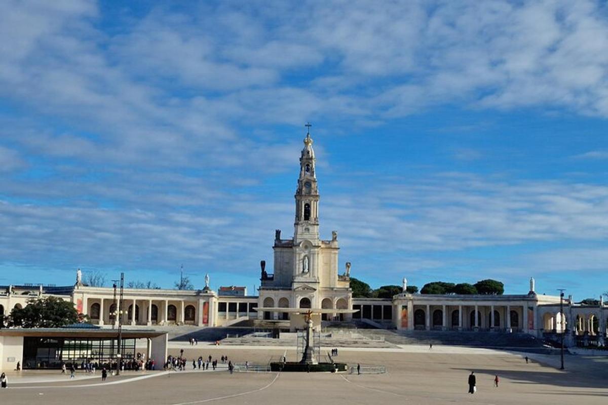 un grande edificio con una torre dell'orologio di fronte