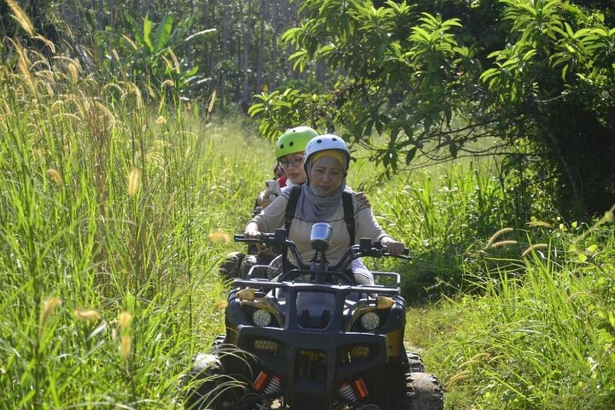 una coppia di bambini in sella a un quad