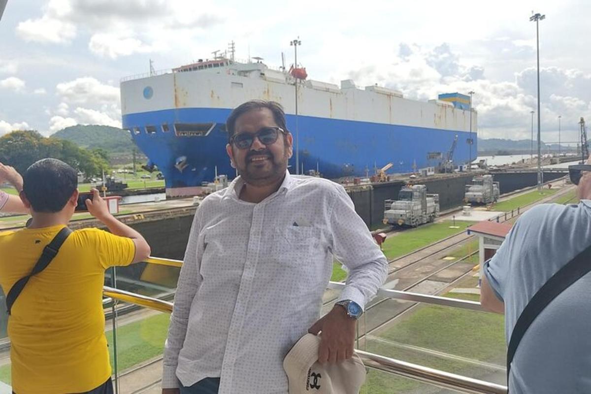 seorang lelaki berdiri di hadapan sebuah kapal