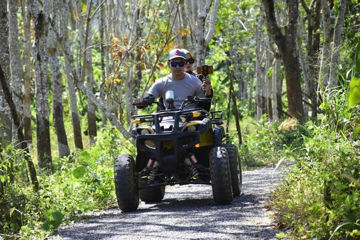 un uomo che guida un quad su un sentiero