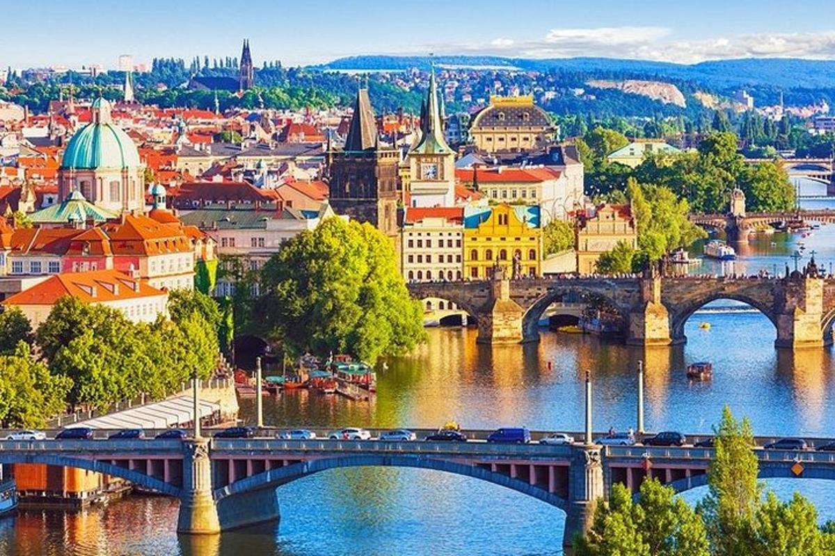 widok miasta z mostem nad rzeką