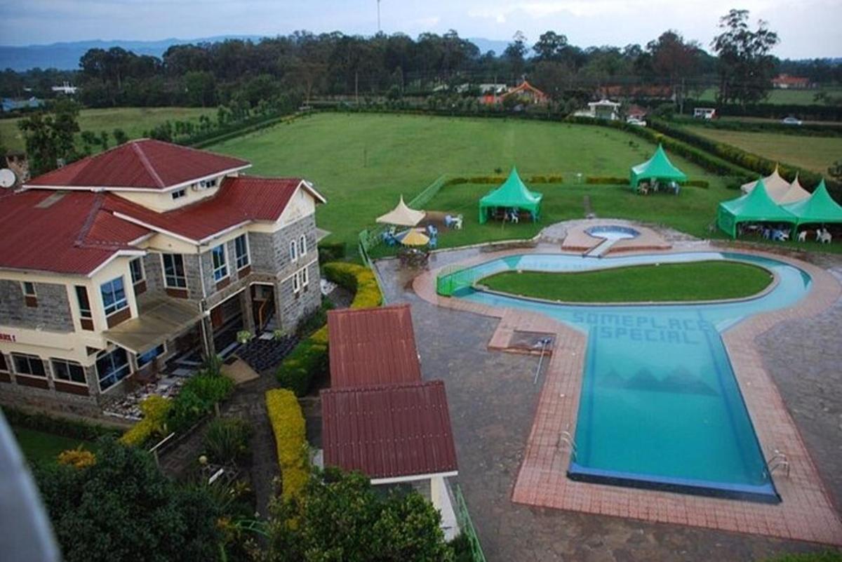 pemandangan udara rumah dan kolam renang