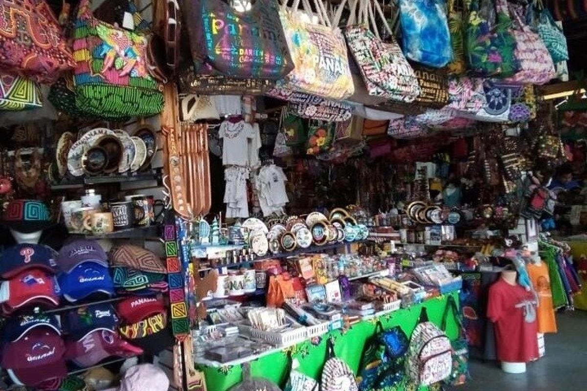 sebuah kedai yang dipenuhi dengan banyak beg dan barangan lain