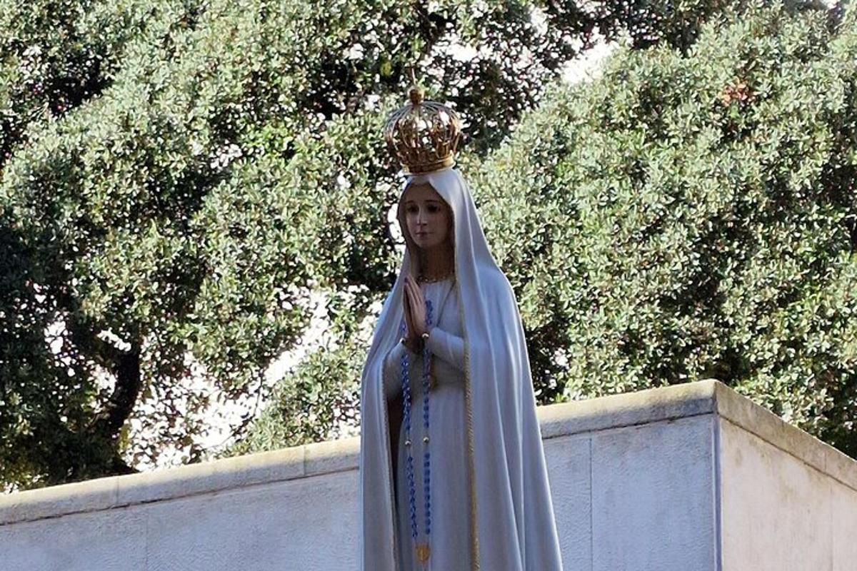 una statua di una donna con una corona in testa