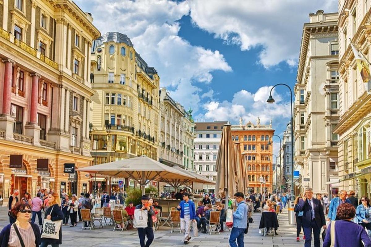 tłum ludzi idący ulicą miasta