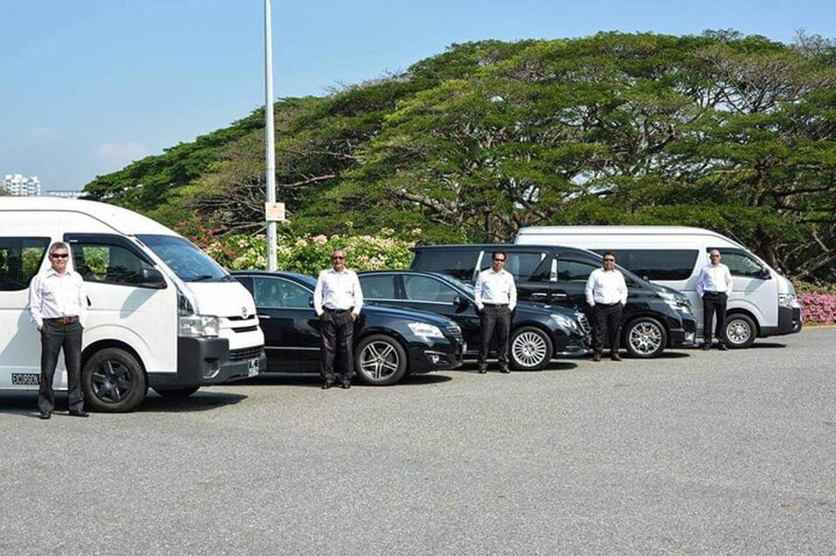 sekumpulan lelaki berdiri di tempat letak kereta di sebelah kereta
