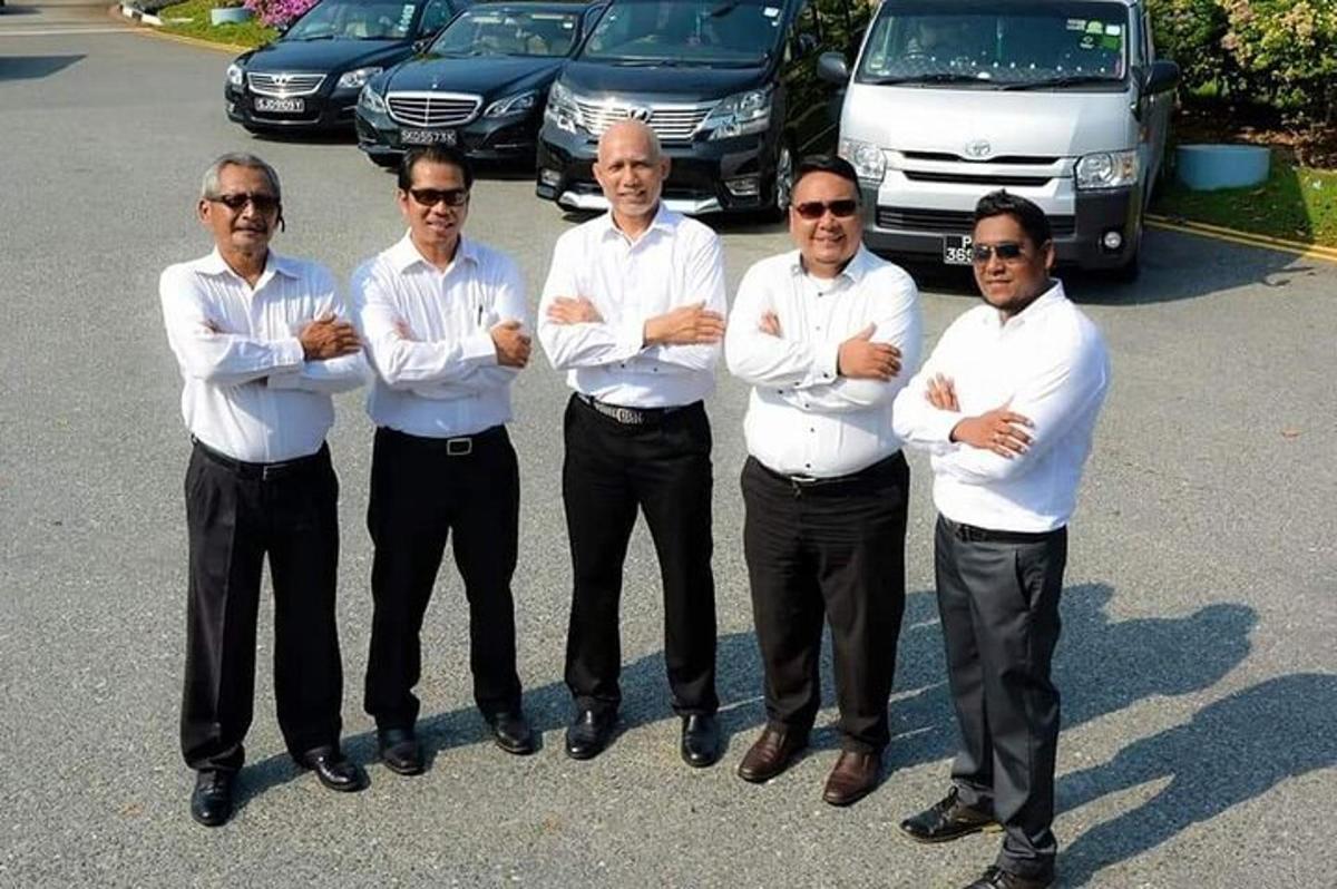 grupp mehi seisab parklas