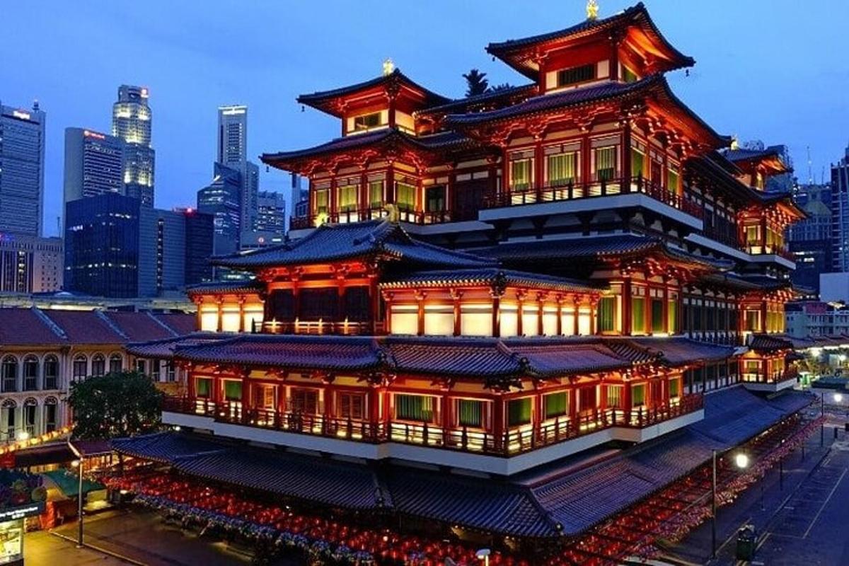 sebuah bangunan besar dengan menara cina di sebuah bandar