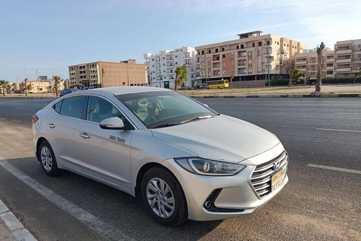 un cotxe platejat aparcat a la vora d'un carrer