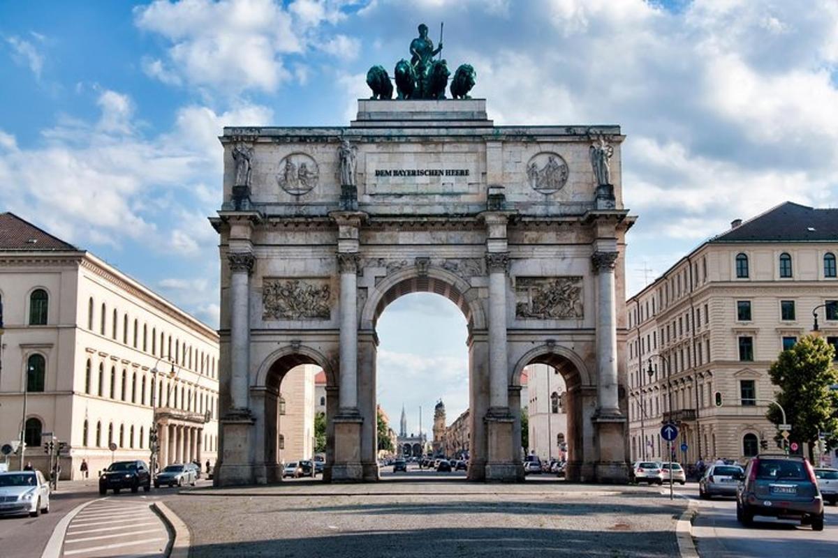 um grande arco com uma estátua no meio de uma rua