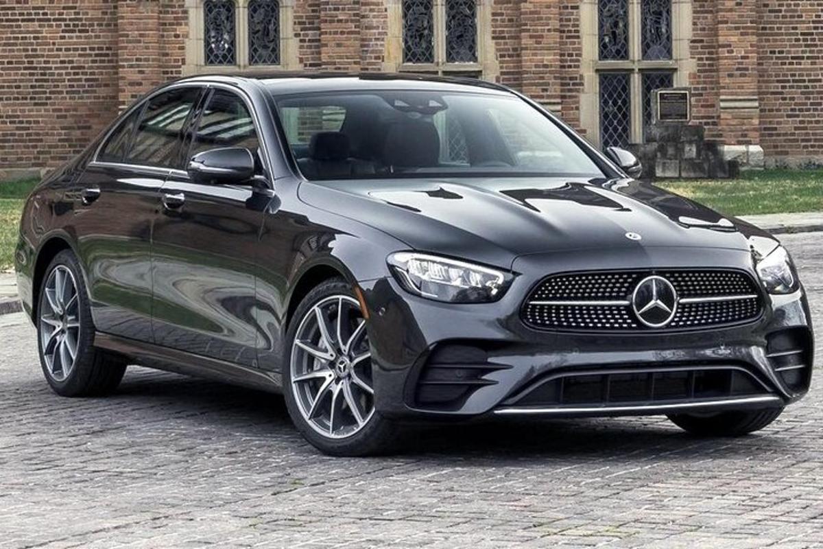 czarny samochód marki mercedes benz zaparkowany na ulicy