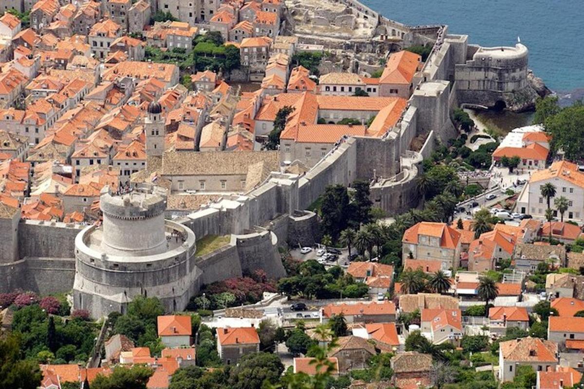 Letecký pohľad na mesto Dubrovník s hradbami