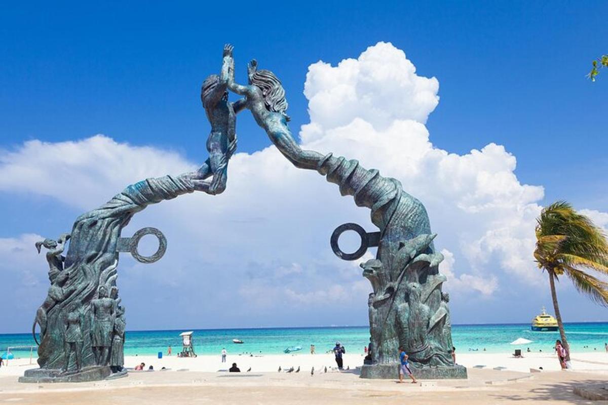 patung di pantai dengan orang-orang di pantai
