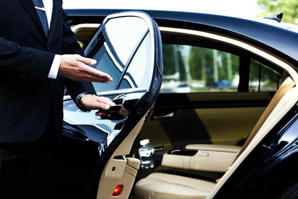 un bărbat în costum urcând într-o mașină
