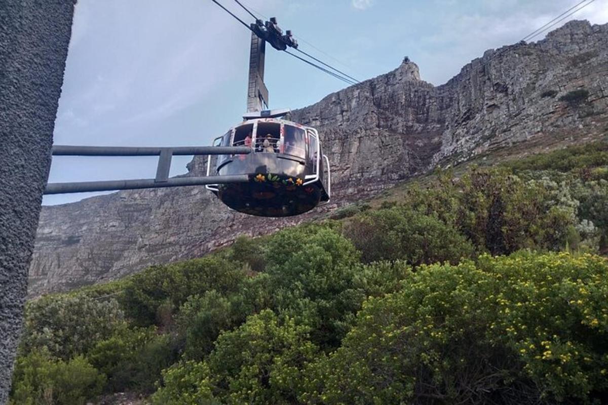 menaiki gondola di pergunungan biru