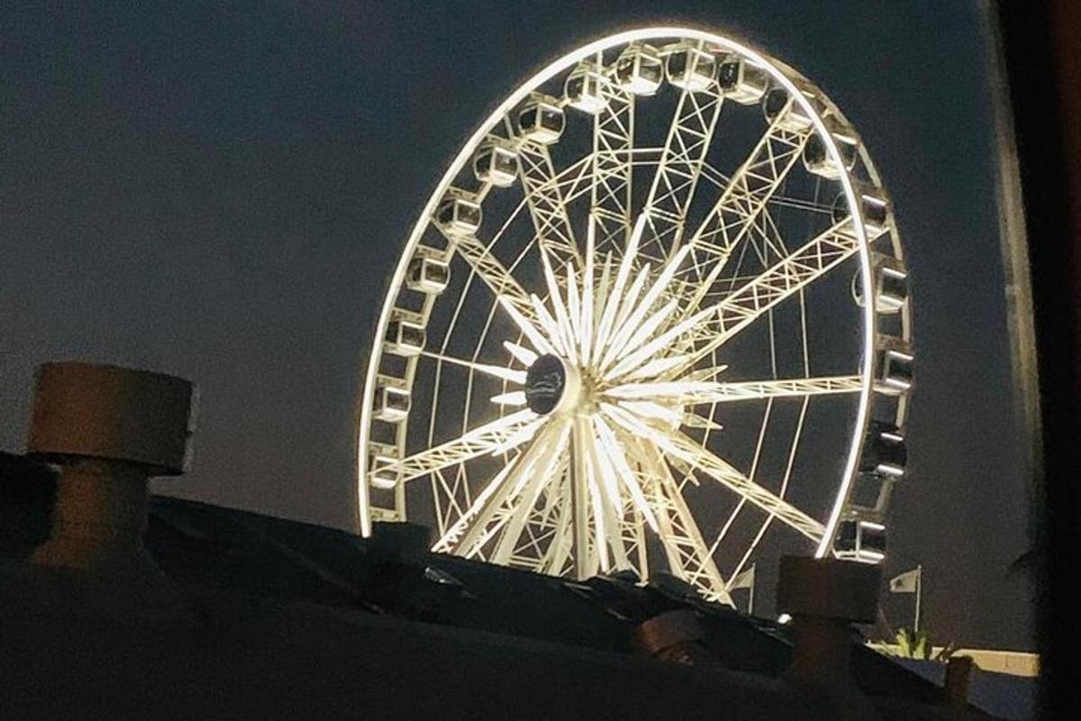 roda ferris besar menyala pada waktu malam