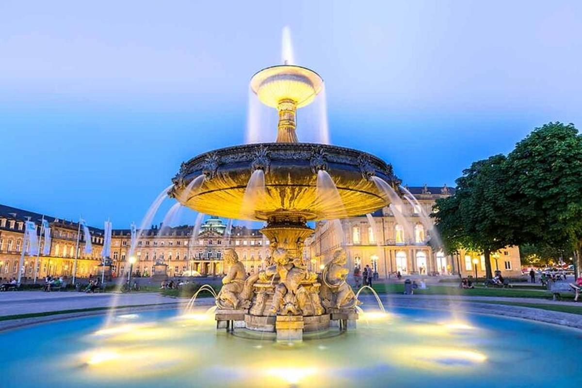 una grande fontana di fronte a un edificio