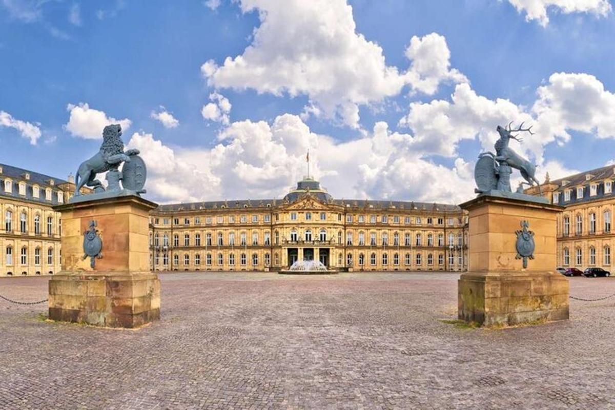 un grande edificio con due statue di fronte