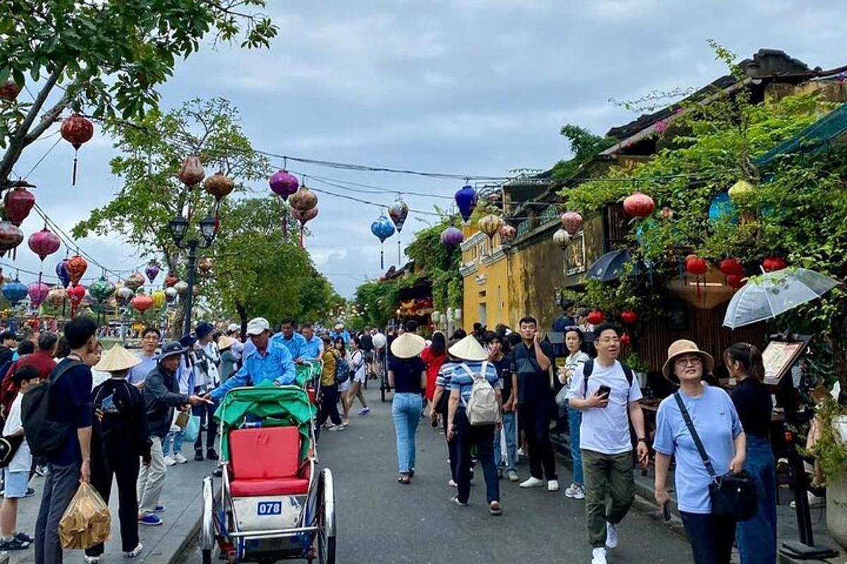 một đám đông lớn đang đi bộ trên phố