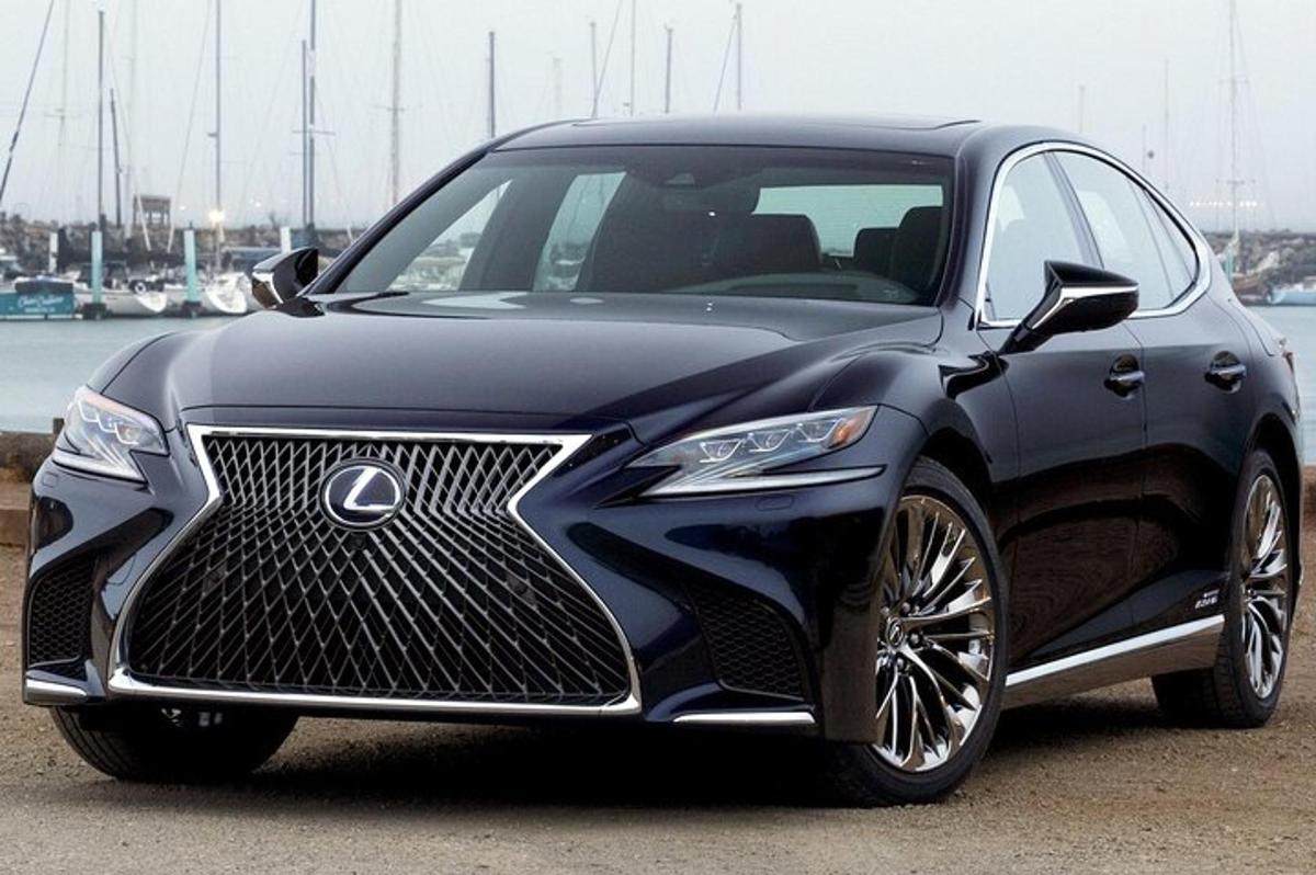 Svartur Lexus-bíll lagður við höfn